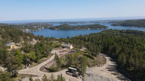 image depicting employees collaborating (for a manufacturing plant)