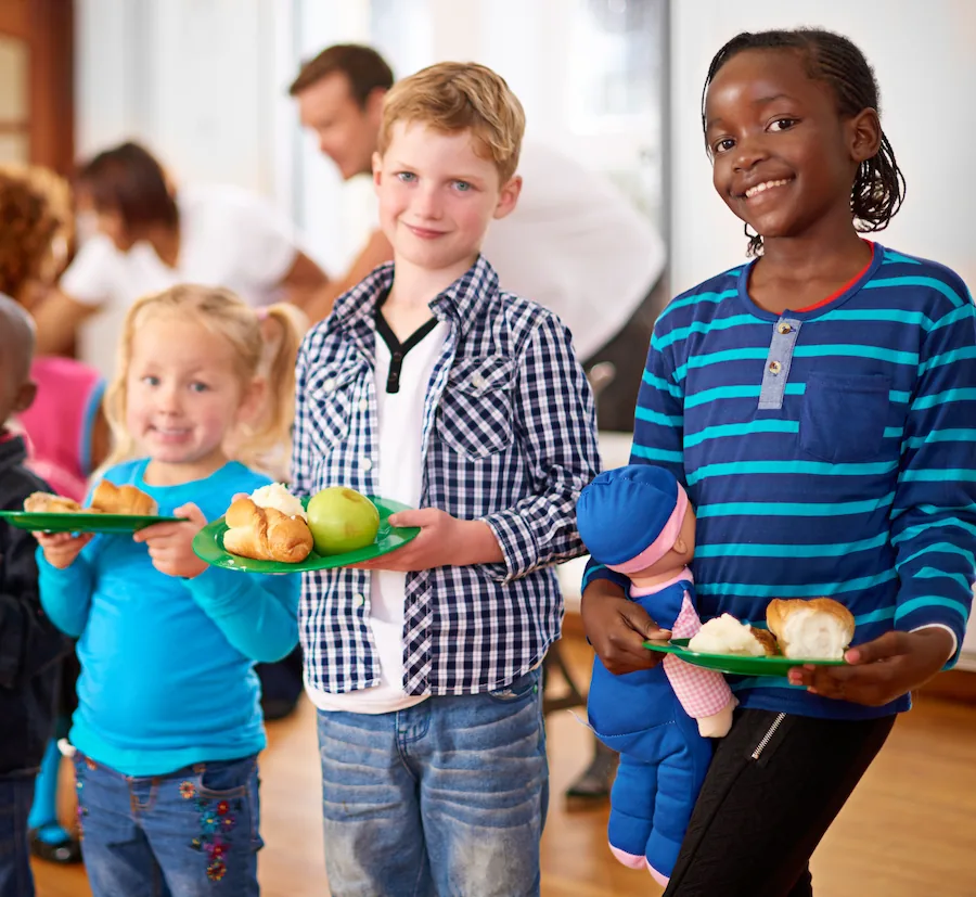 elementary school kids with healthy lunches