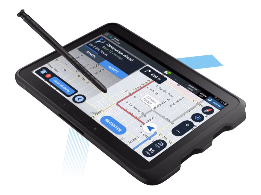 Tablet com uma caneta mostrando um aplicativo de navegação com mapa e alerta de congestionamento.