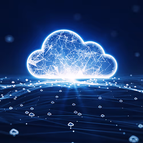 Ícone de nuvem digital luminosa conectada por uma rede de linhas e pontos sobre uma superfície escura com múltiplos ícones pequenos de nuvens interligadas.