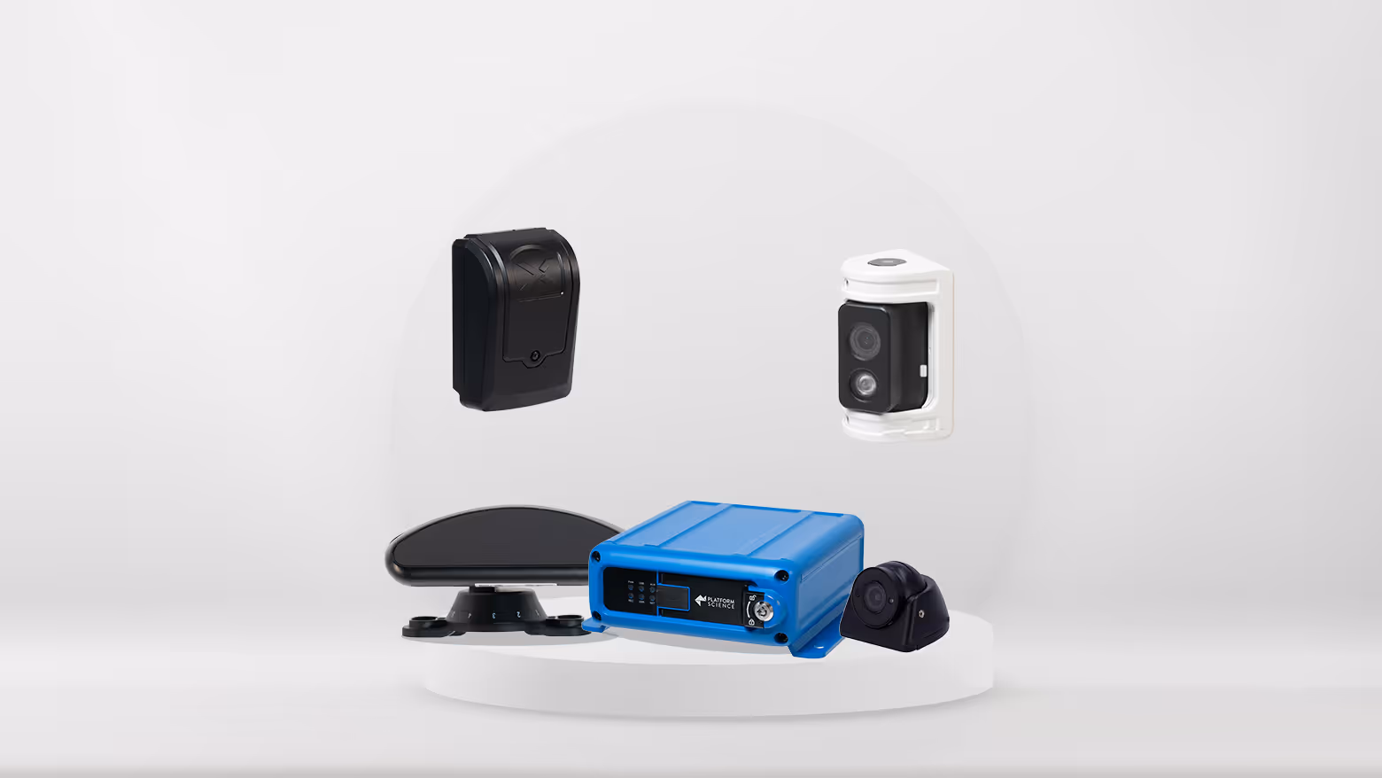 Conjunto de dispositivos eletrônicos, incluindo uma caixa azul, duas câmeras e duas antenas, sobre uma plataforma branca.