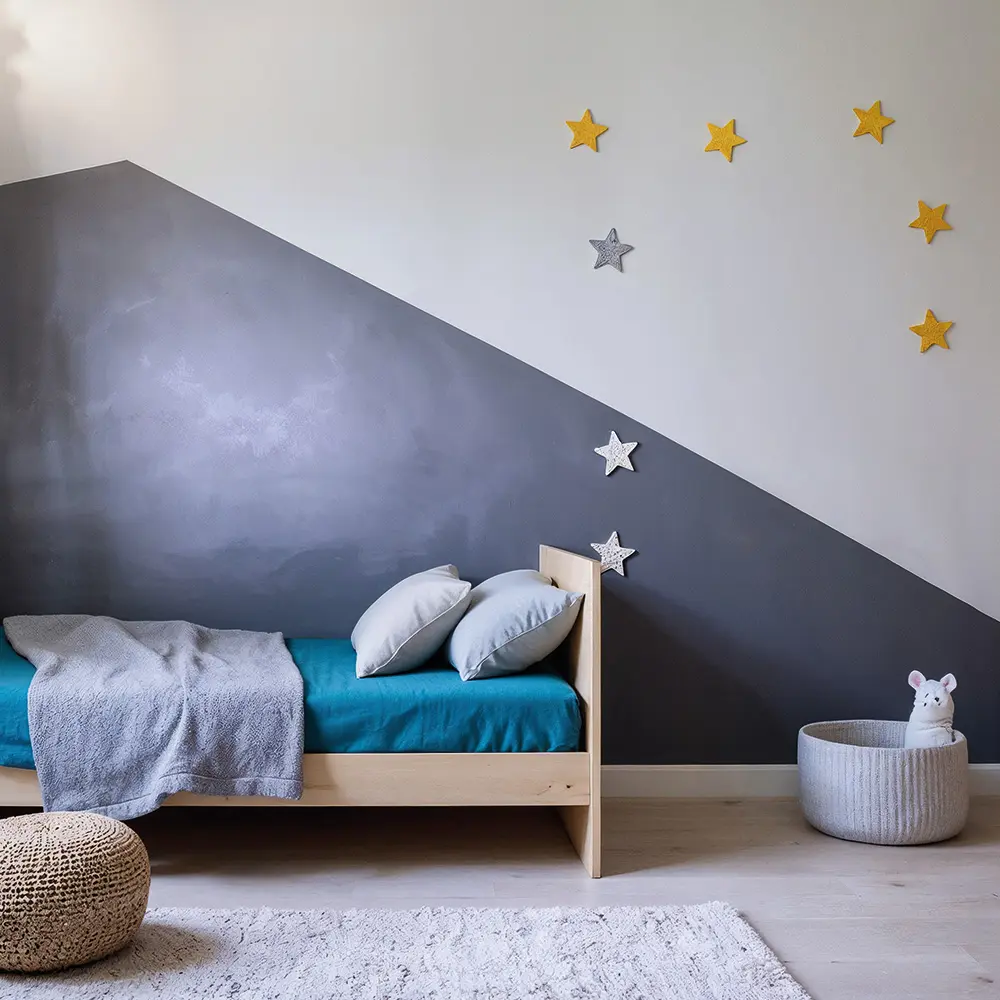 Kinderzimmer mit einer Wand aus Naturkalk