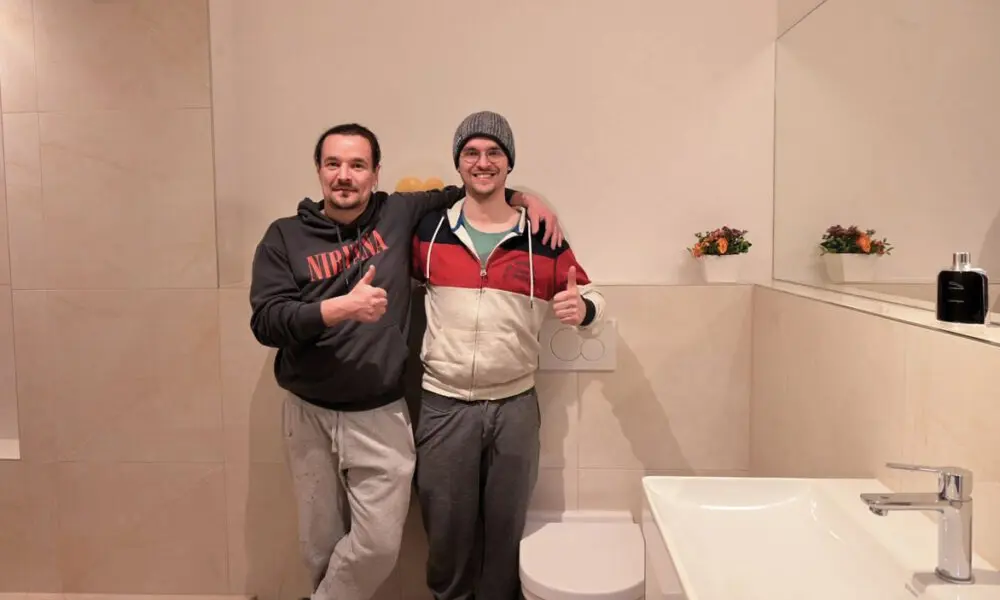 Professionelle Übergabe des mit Naturkalk gespachtelten Badezimmers an den Kunden