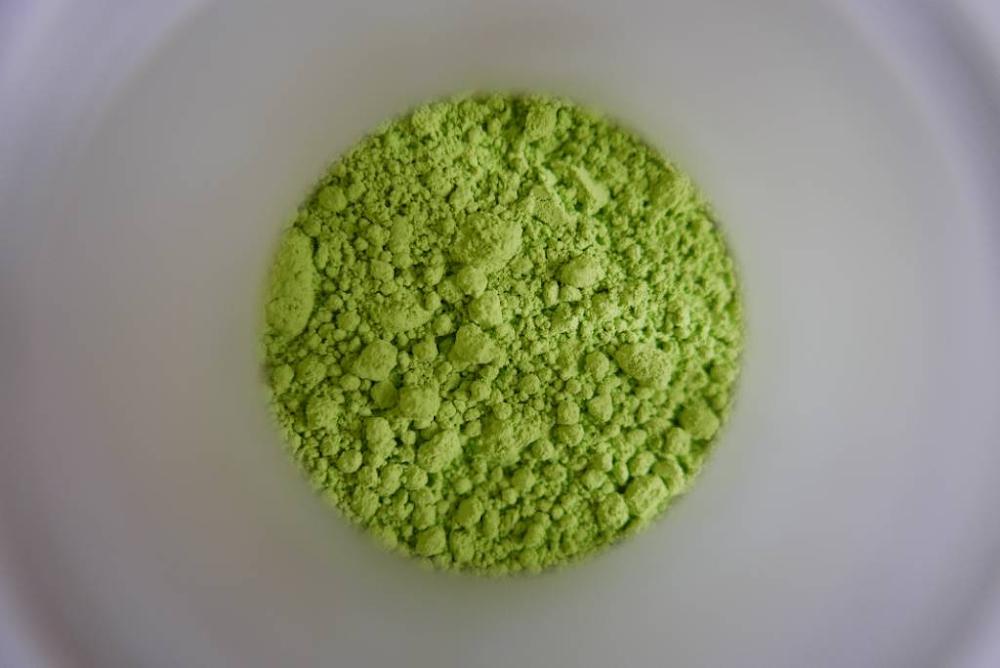 Reines, mineralisches Farbpigment in Hellgrün für wohngesunde Wandgestaltung mit Naturkalk von Bio-Malermeister Vogel.