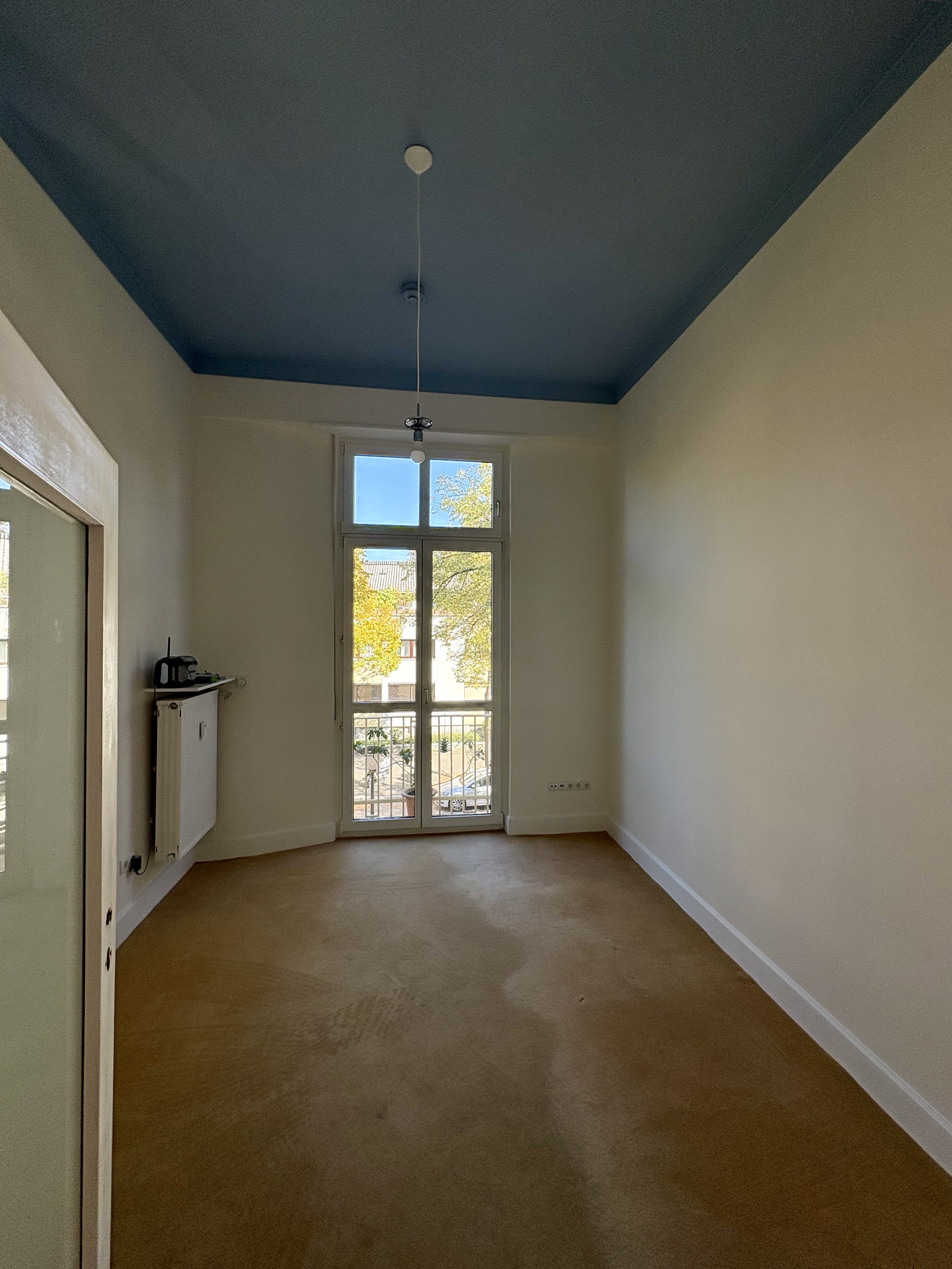 Werterhalt im Altbau an der Weinstraße: Perfekt glatter Sumpfkalkputz kombiniert mit KEIM Silikatfarbe in Mineralblau.