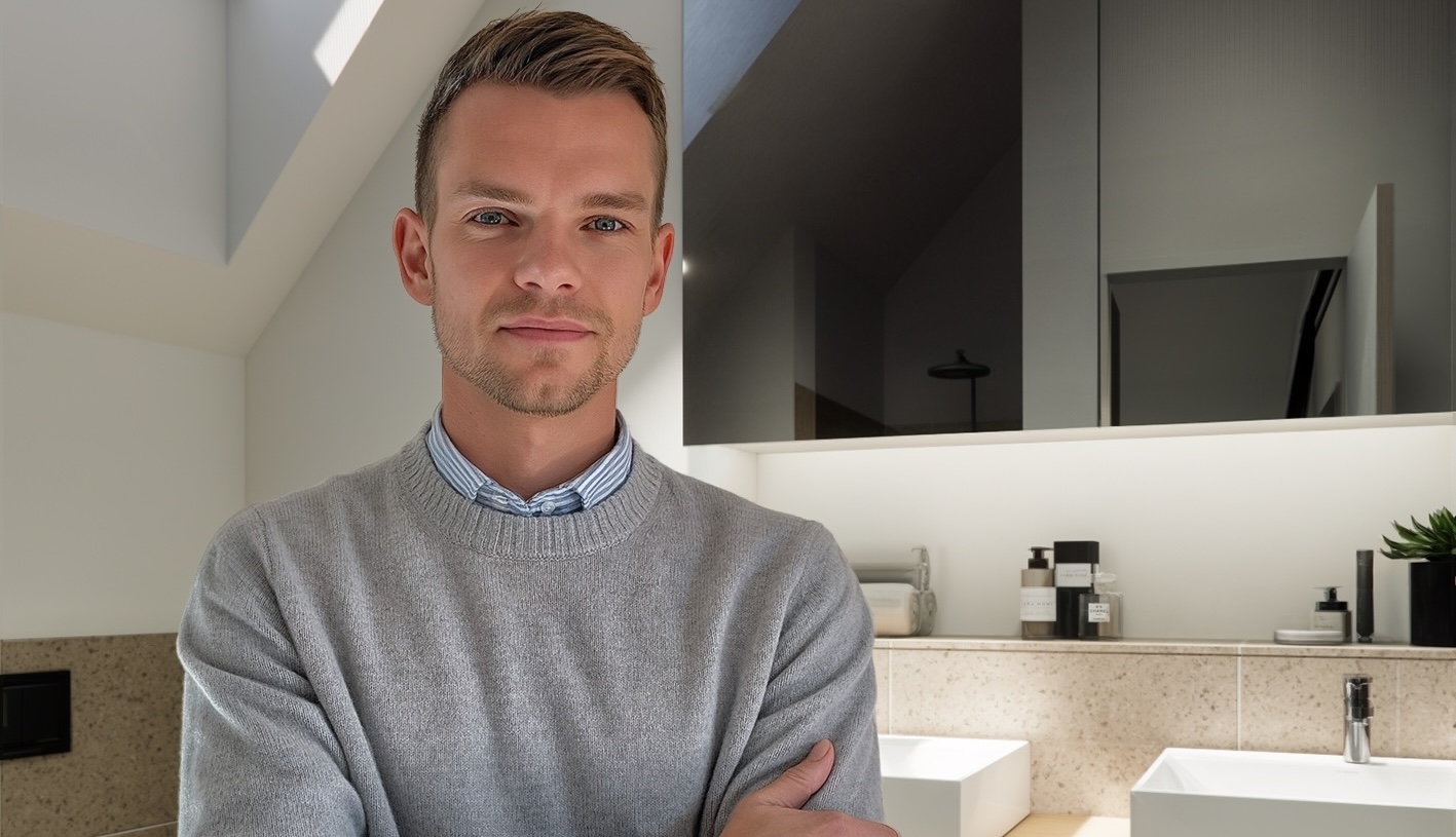 Interior Designer Stefan Vogt im stilvollen Bad mit Doppelwaschbecken im Querformat