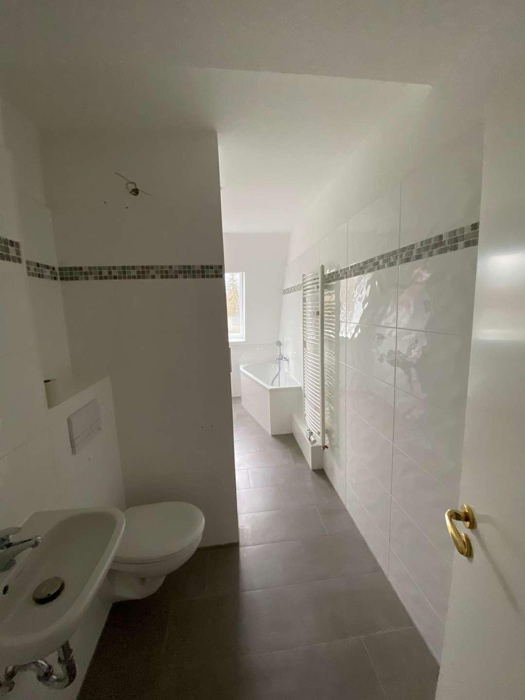 Badezimmer mit Badewanne und Dusche