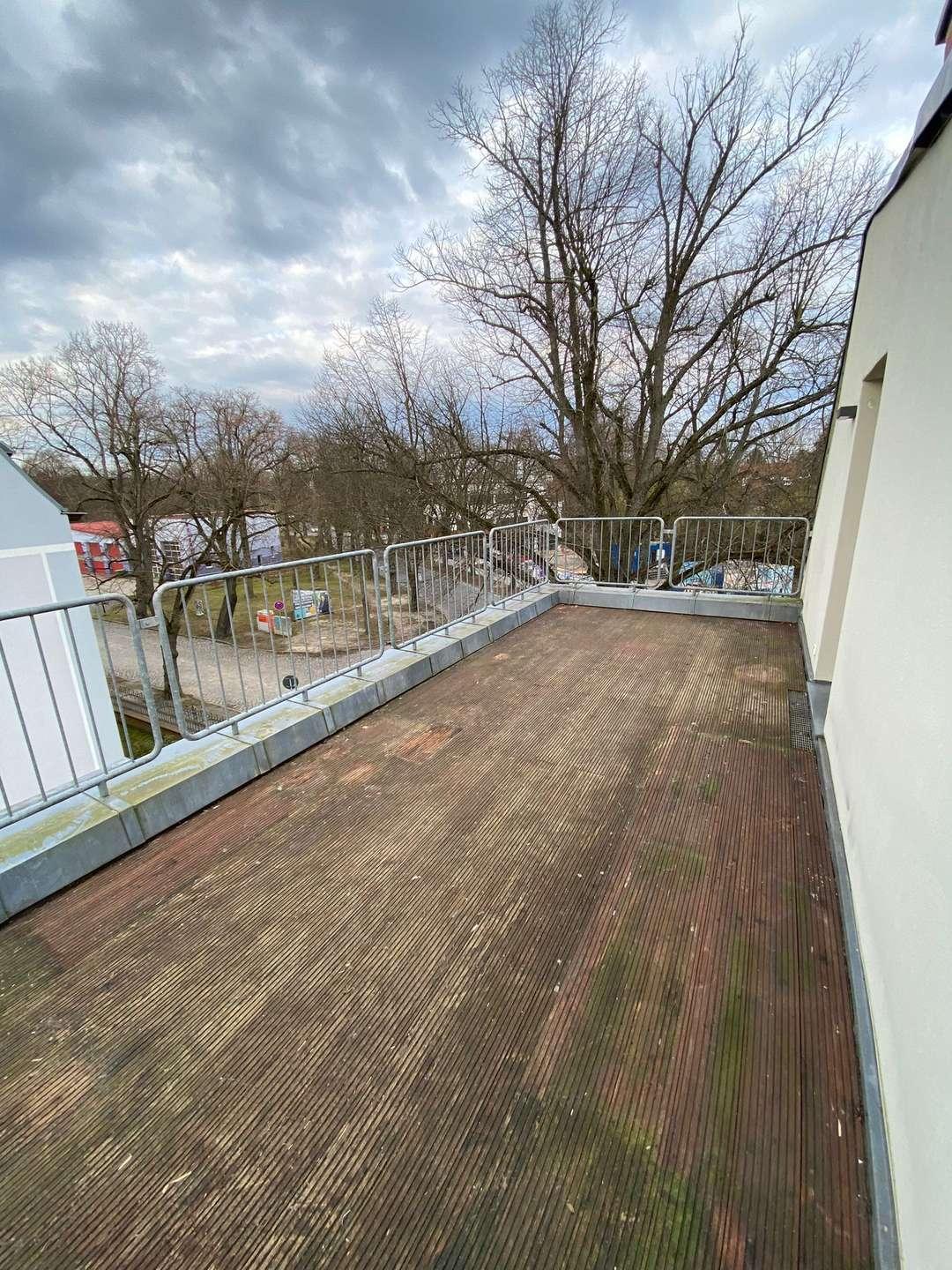 sehr großer Balkon