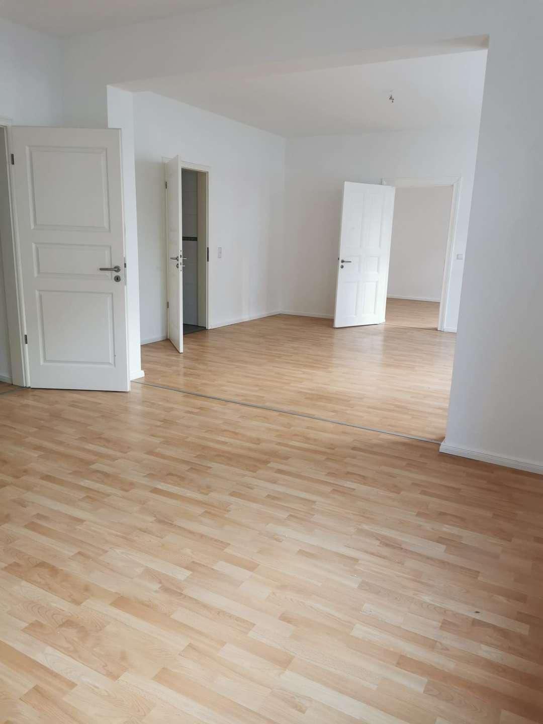 Blick durch Küche, Wohnzimmer, Schlafzimmer