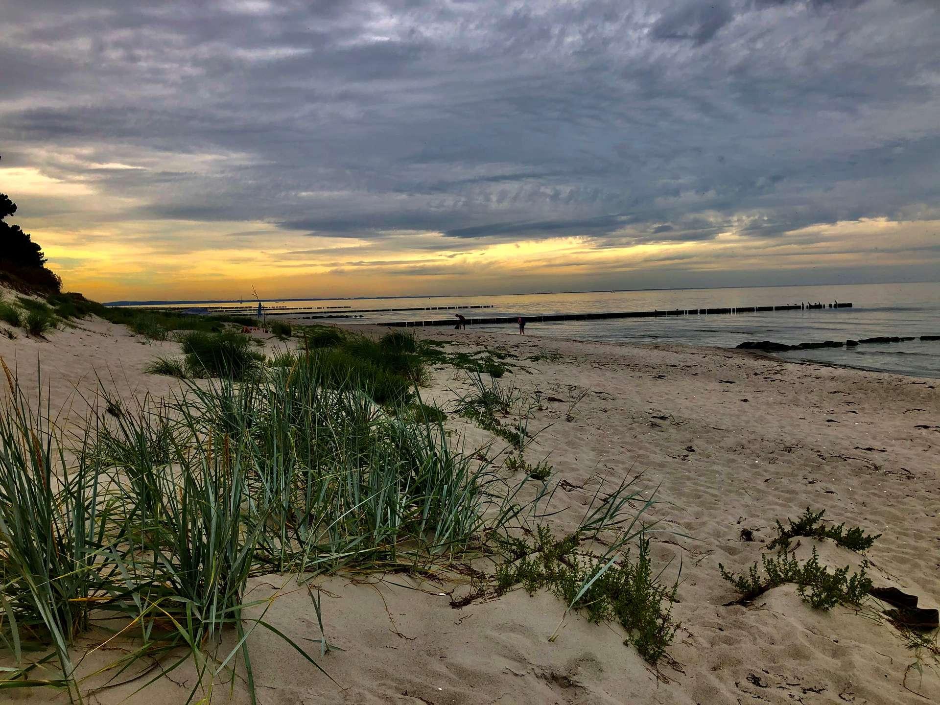 Strandspaziergang in den Sonnenuntergang