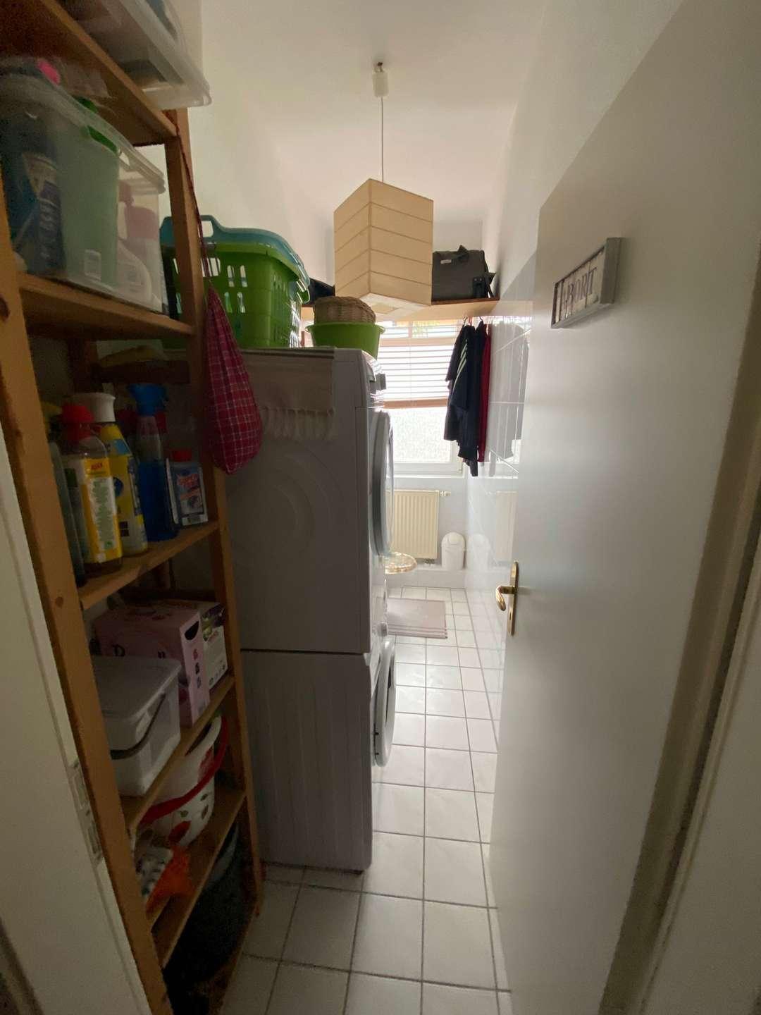 Gäste WC mit Platz für Trockner und Waschmaschine