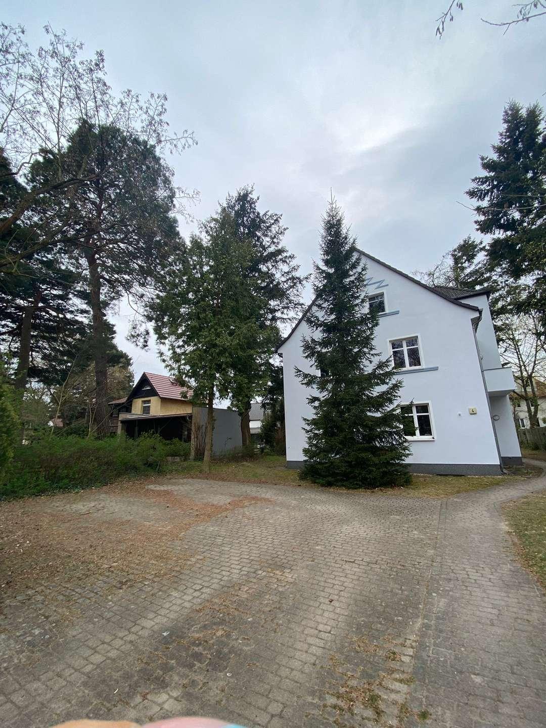 Außenansicht mit Stellplatz