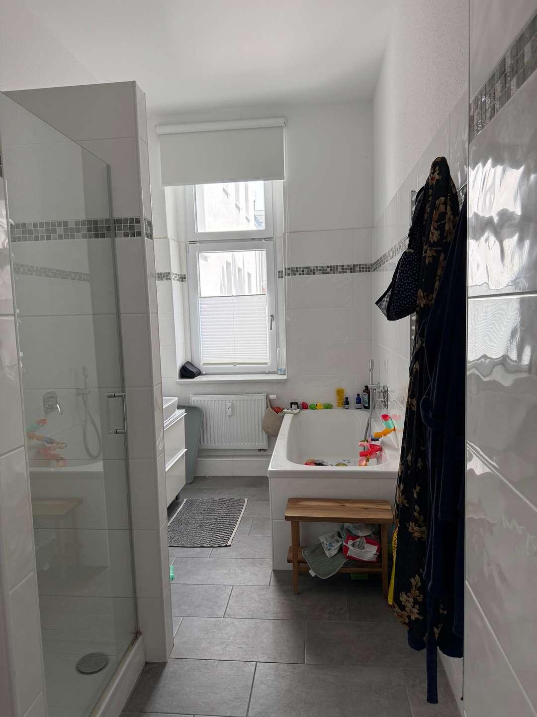 Badewanne und Dusche