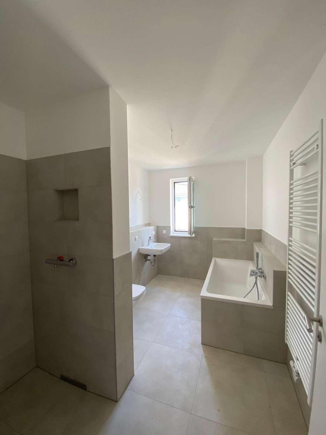 Bad mit Dusche und Wanne
