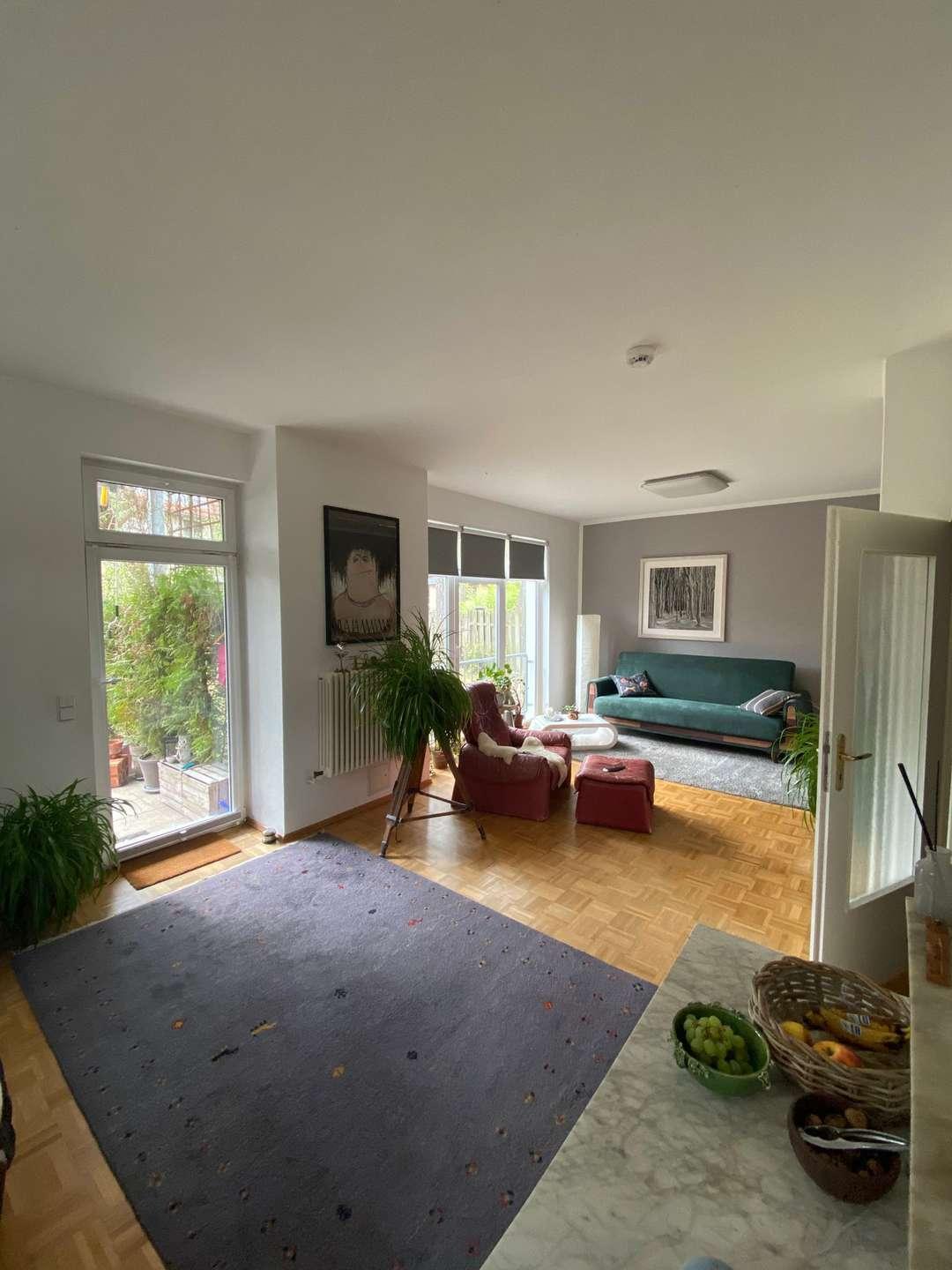 Wohnzimmer mit Ausgang zur Terrasse