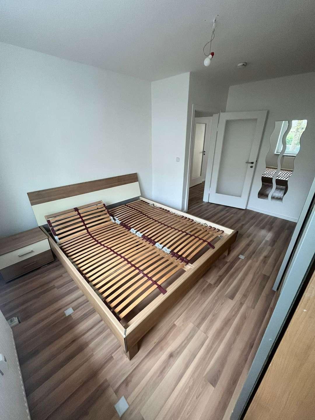 Schlafzimmer mit Bett und Schrank
