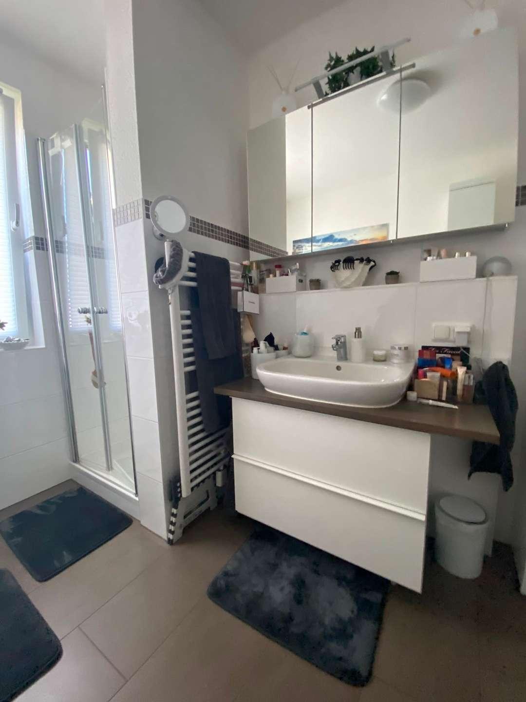 Badezimmer mit Dusche und Wanne