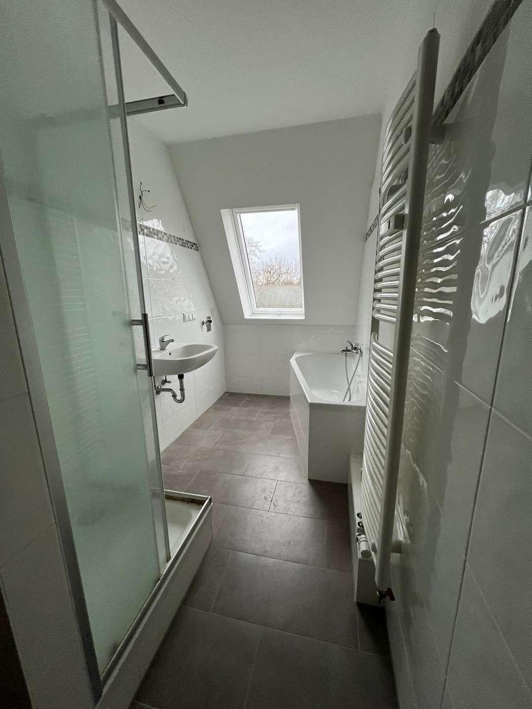 Badezimmer mit Dusche und Badewanne