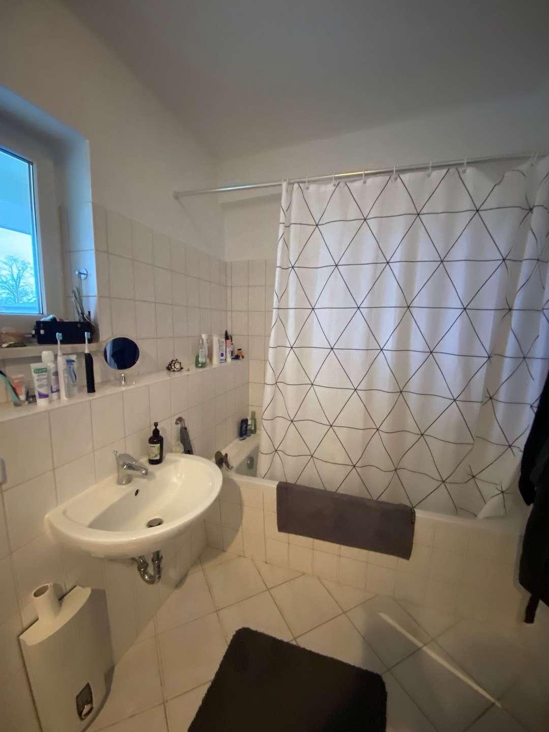 Badezimmer mit Badewanne Dusche