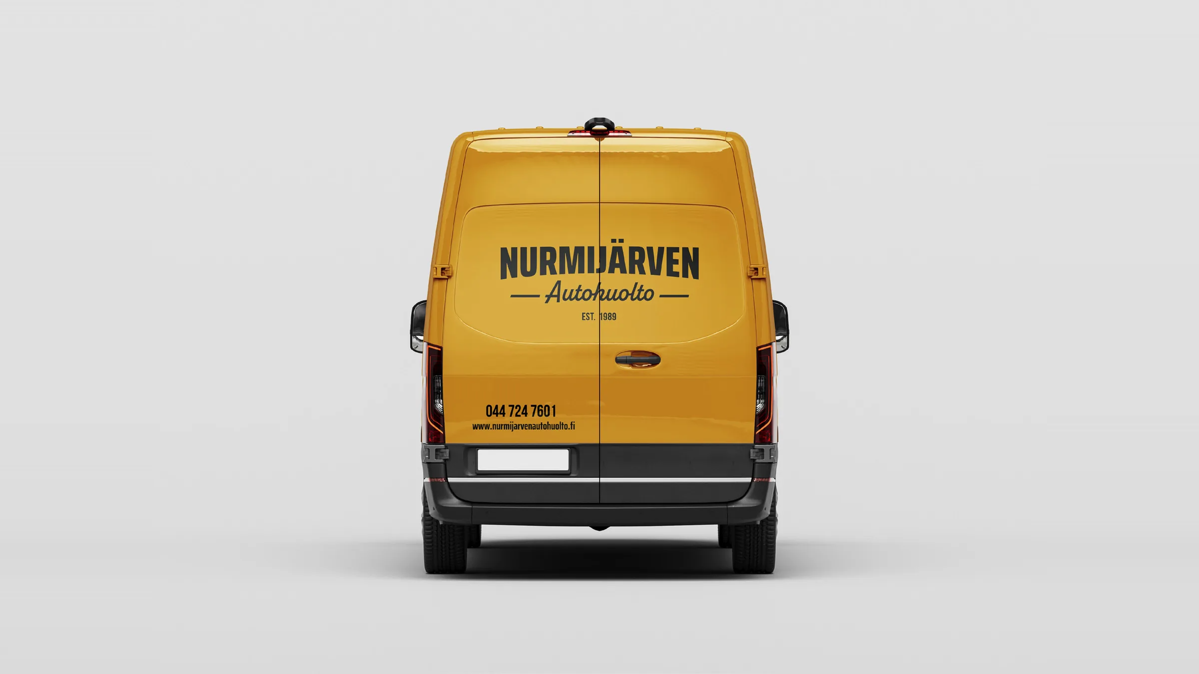 Huoltoauto takaa