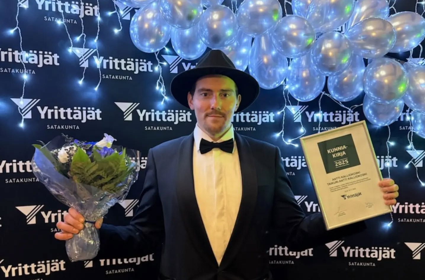 Taikuri Antti Kalliokoski ja kunniakirja Euran yrittäjiltä