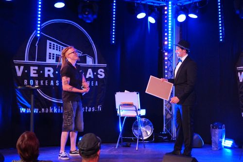 Taikuri Antti Kalliokoski esiintymässä lavalla