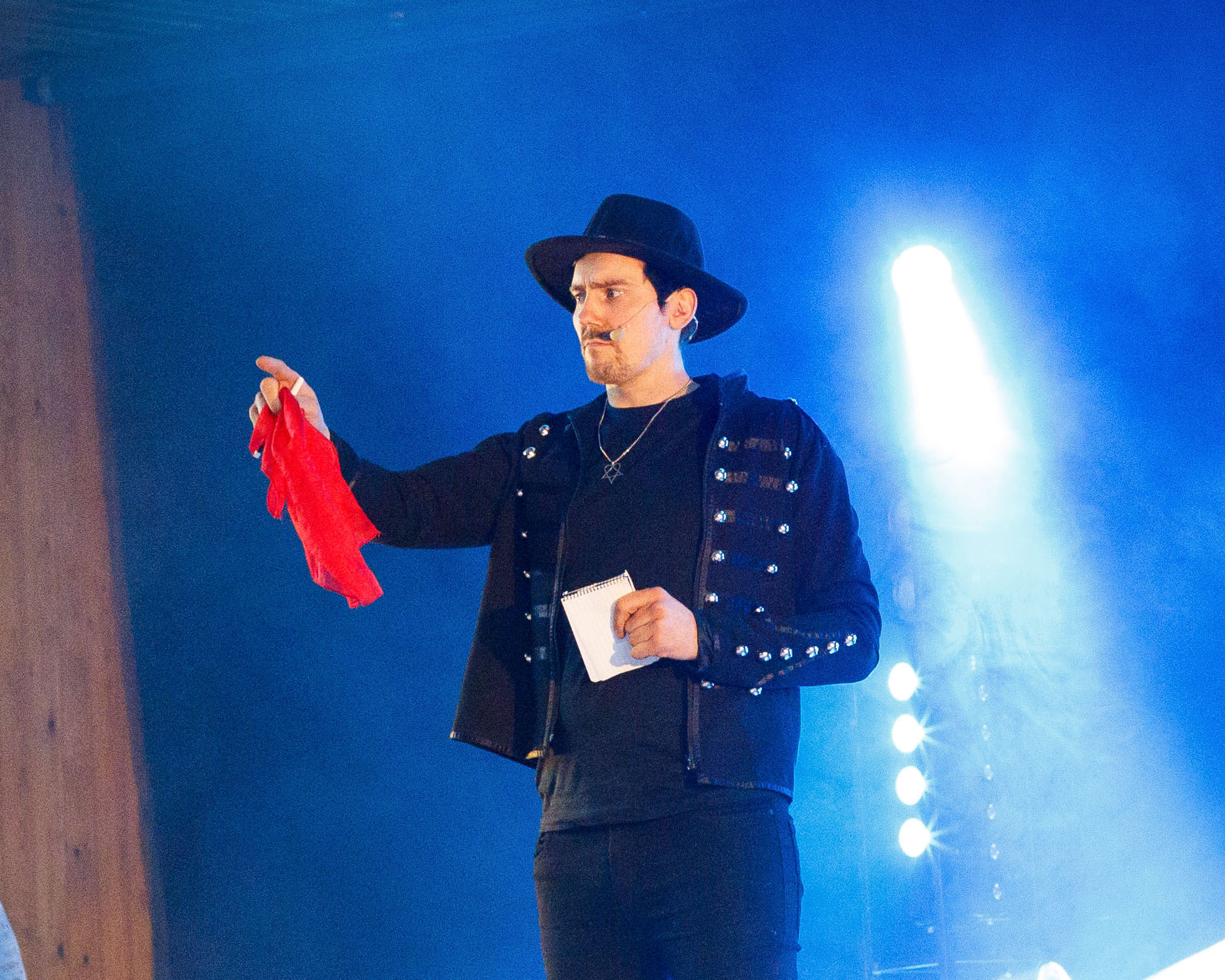 Taikuri Antti Kalliokoski esiintymässä