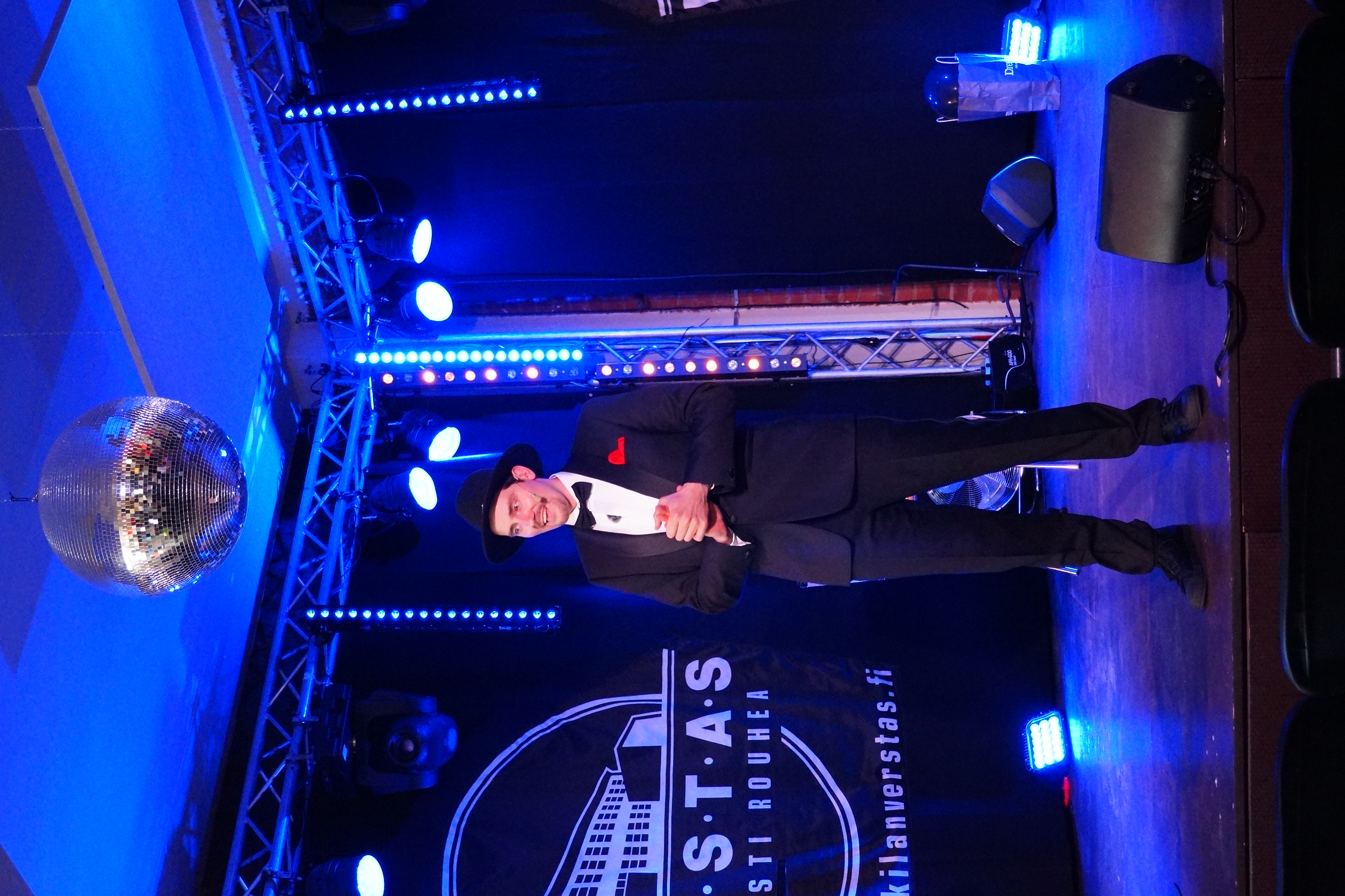 Taikuri Antti Kalliokoski lavalla juontamassa