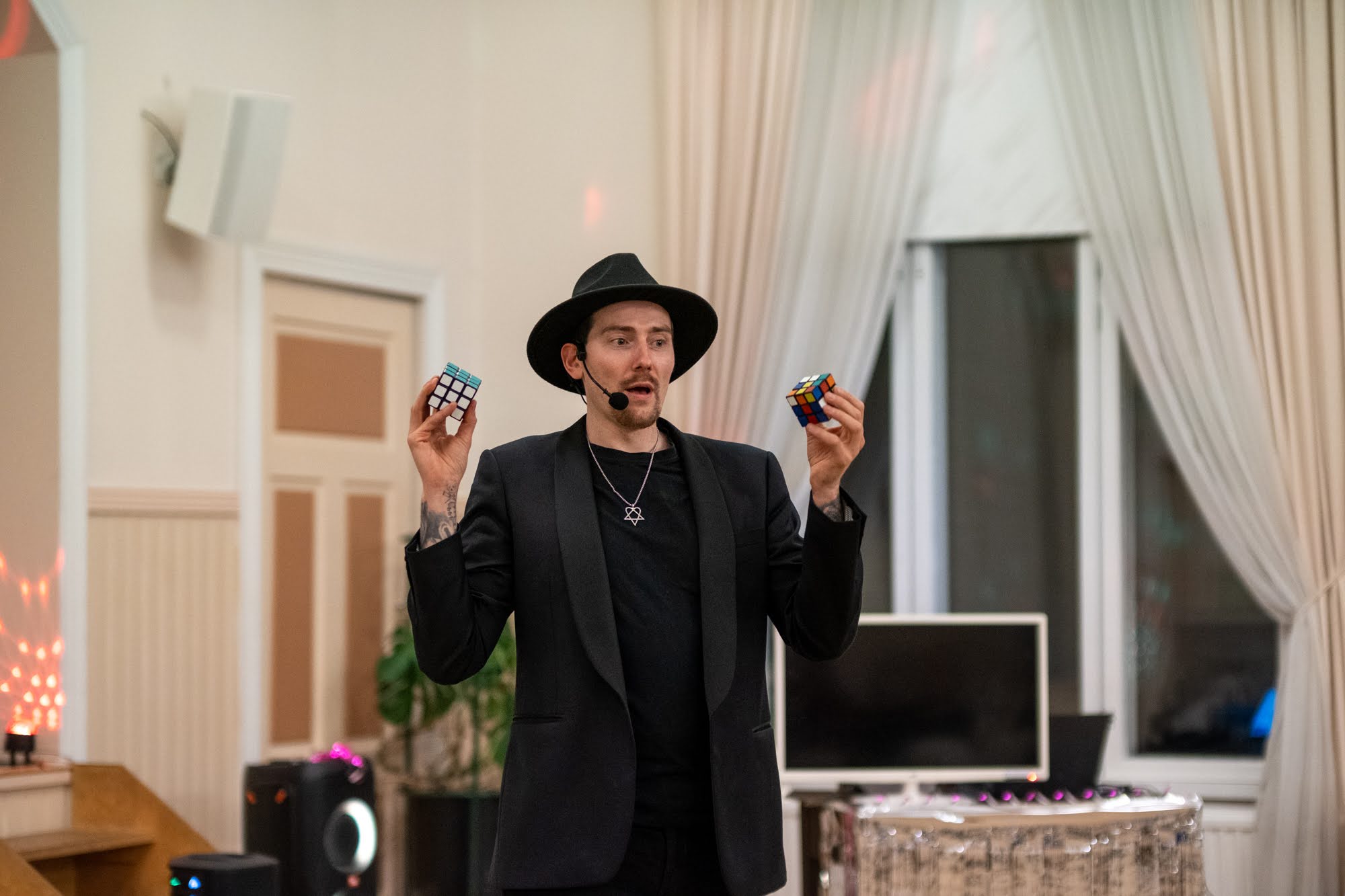 taikuri antti kalliokoski esiintymässä yleisölle