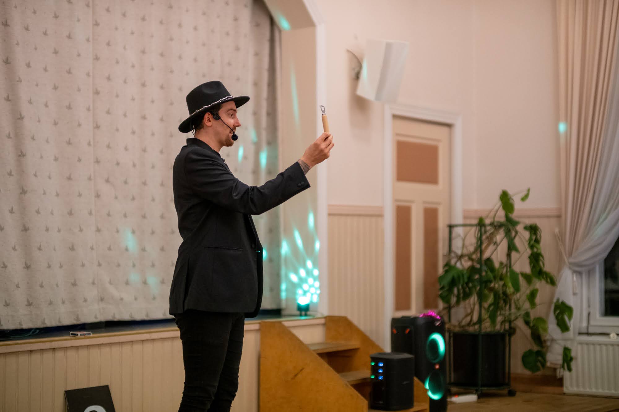 Taikuri Antti Kalliokoski esiintymässä aikuisten juhlissa