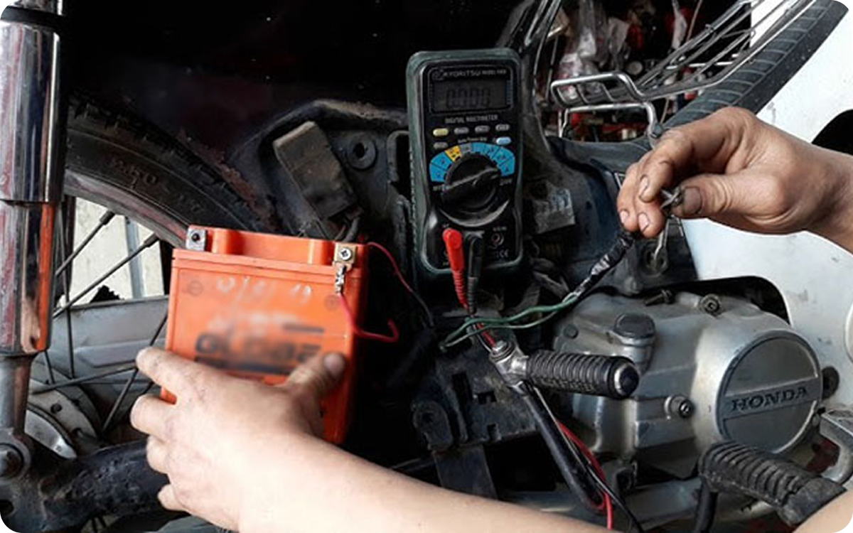 Ắc quy không giữ điện do xe bị rò điện nền