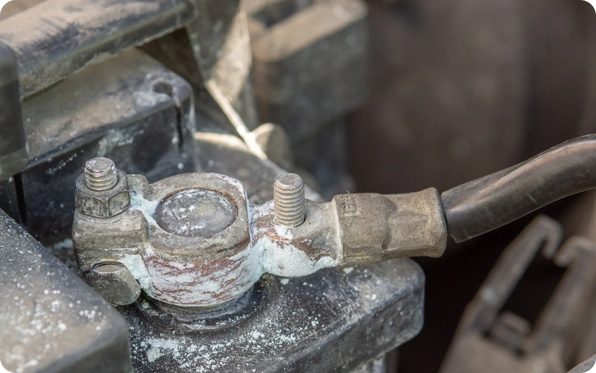 Đầu cực bình ắc quy bị oxy hóa