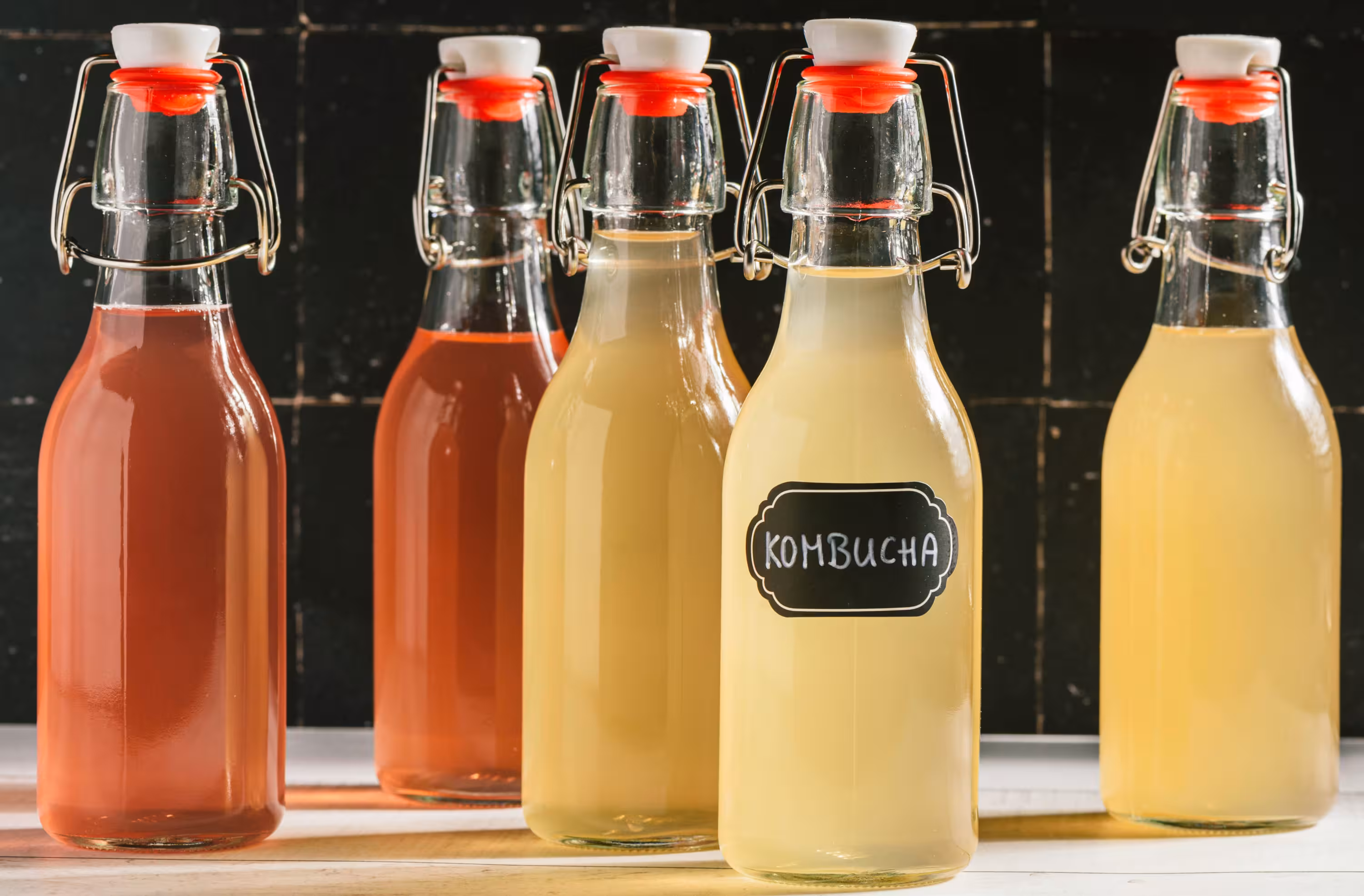 Image de bouteilles de kombucha fermées par des bouchons mécaniques