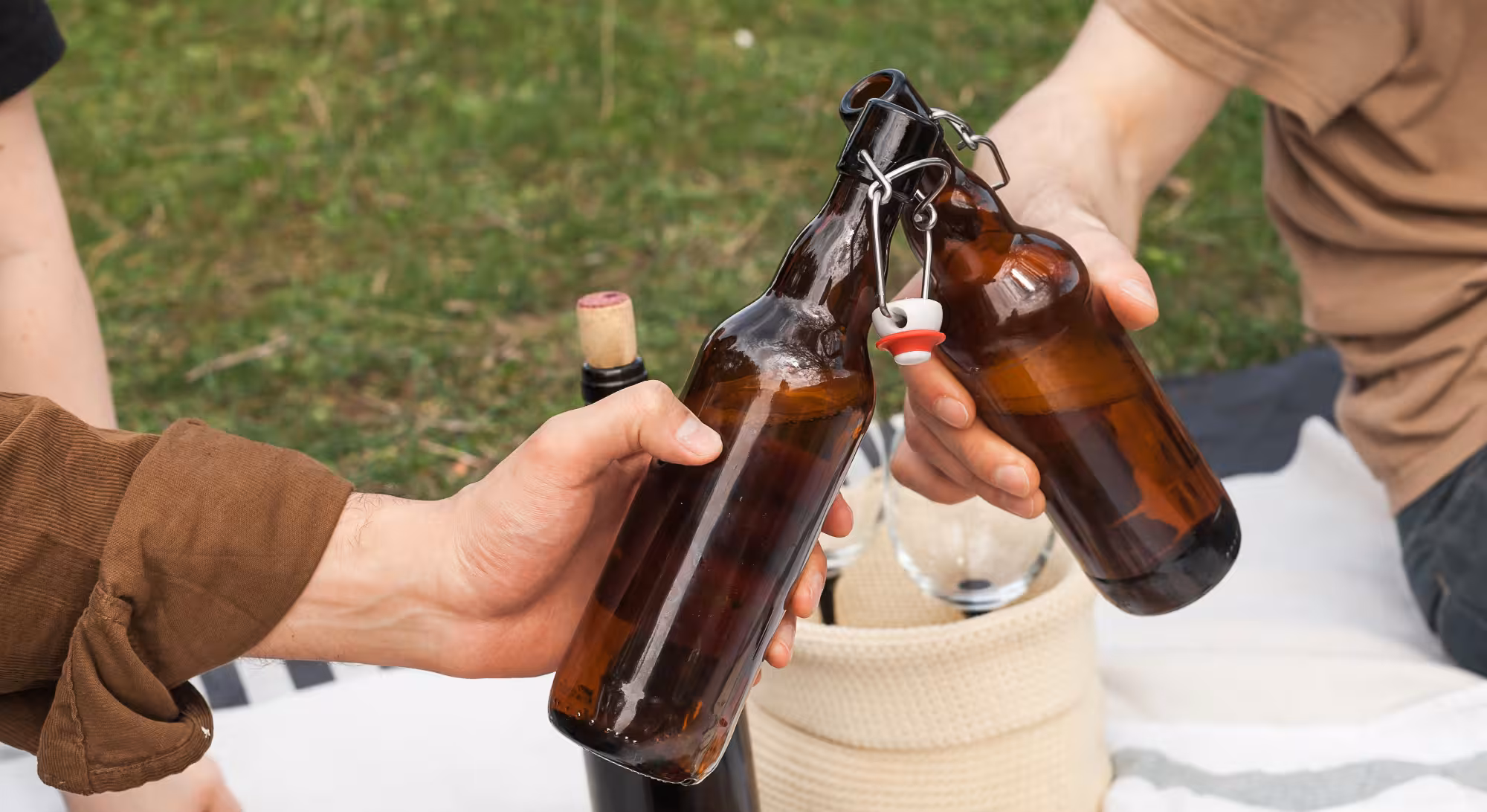 Image de bouteilles dotées de bouchons mécaniques utilisées durant un picnic