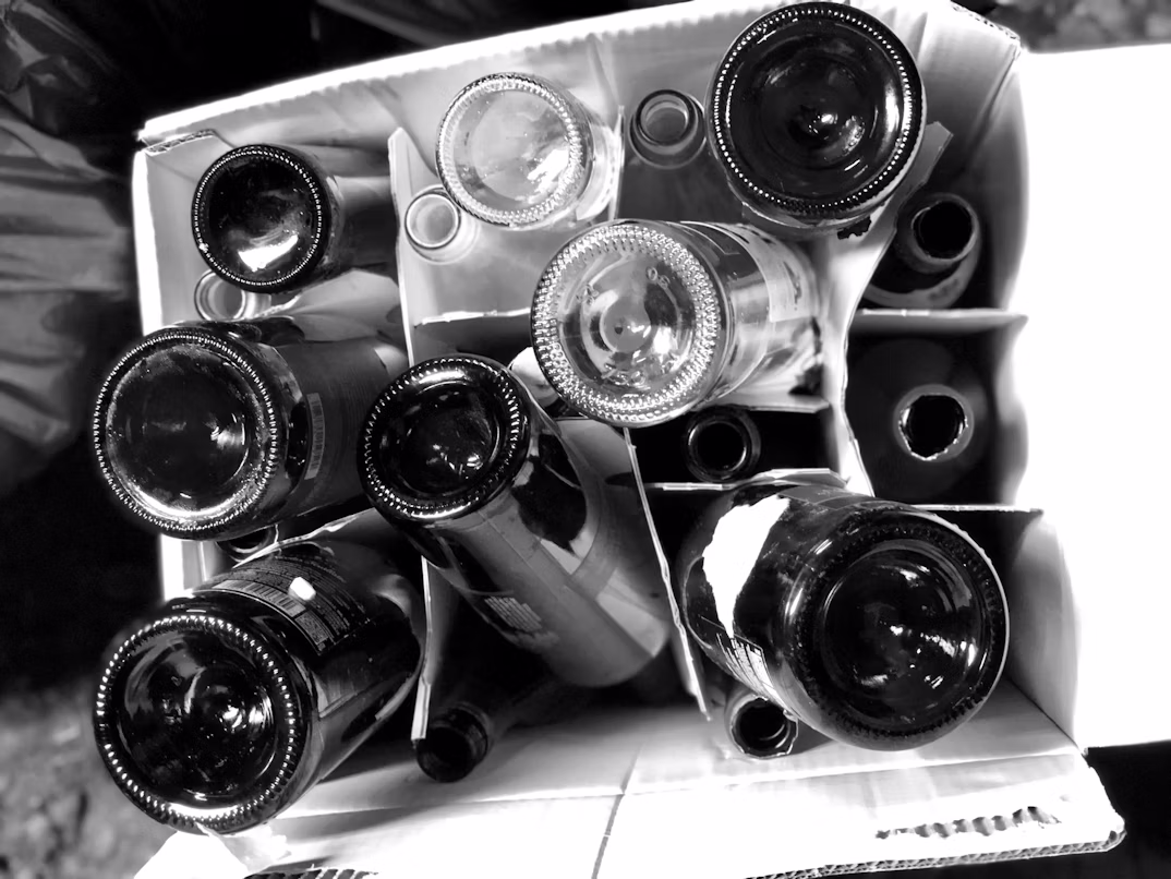 Photographie de bouteilles en verre mises au recyclage