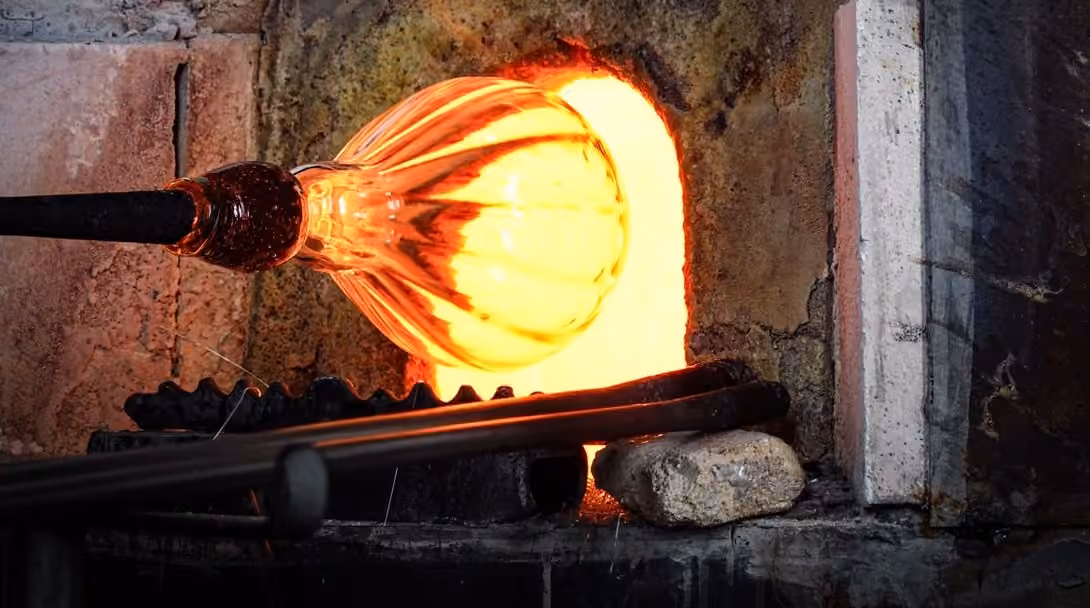 Verres soufflés artisanaux avec de fines bulles d'air visibles dans le verre