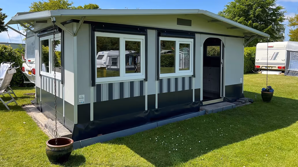 Voortent voor caravan in de zomer