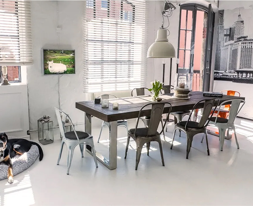 Besprechungsecke Loft 2 – Großer Tisch mit Stühlen, heller Raum mit Loft-Charakter.
