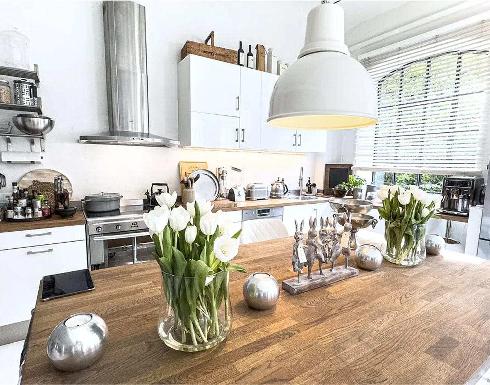 Küche und Arbeitsbereich Loft 2 – Offene Küche mit Holztheke, angrenzender Arbeitsbereich mit Dekoration.
