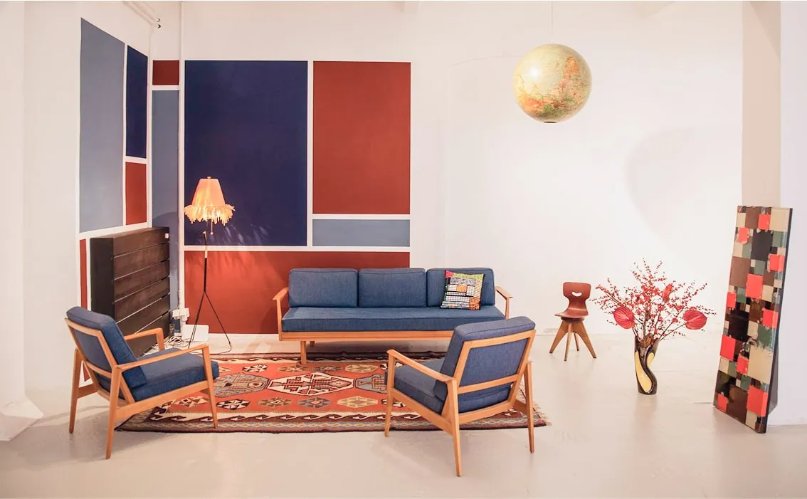 Gemütliche Lounge-Sitzecke mit Sofa und farbigen Akzenten – kreative Eventlocation Hamburg.