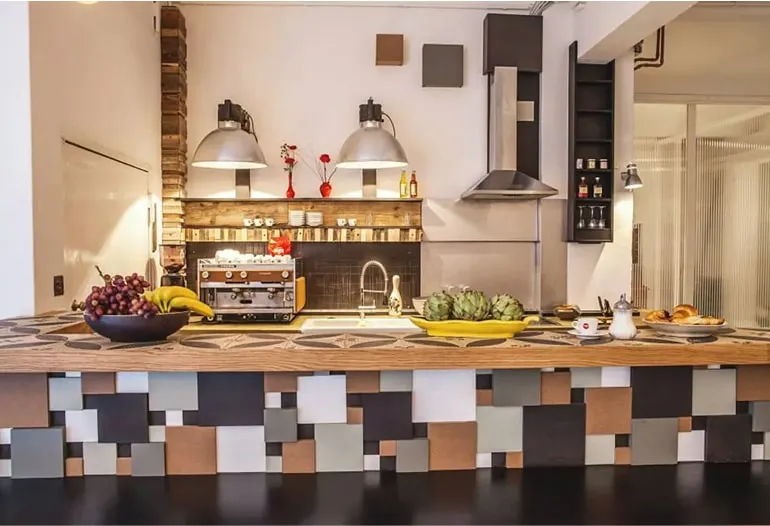 Design-Küche mit bunter Fliesenfront, Holztheke und professioneller Ausstattung – Küche mieten Hamburg als Eventlocation oder für Kochveranstaltungen.