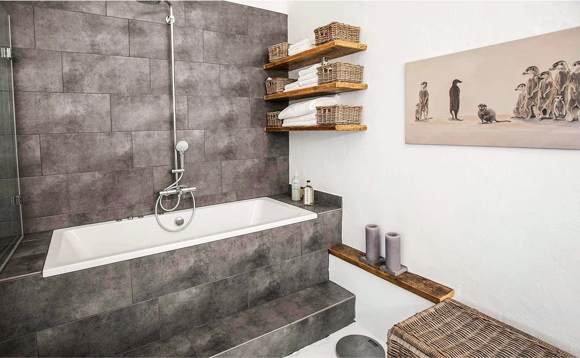 Modernes, gemütliches Badezimmer mit heller Einrichtung – ideal als Kulisse für Shootings oder als Rückzugsort im Loft Hamburg.