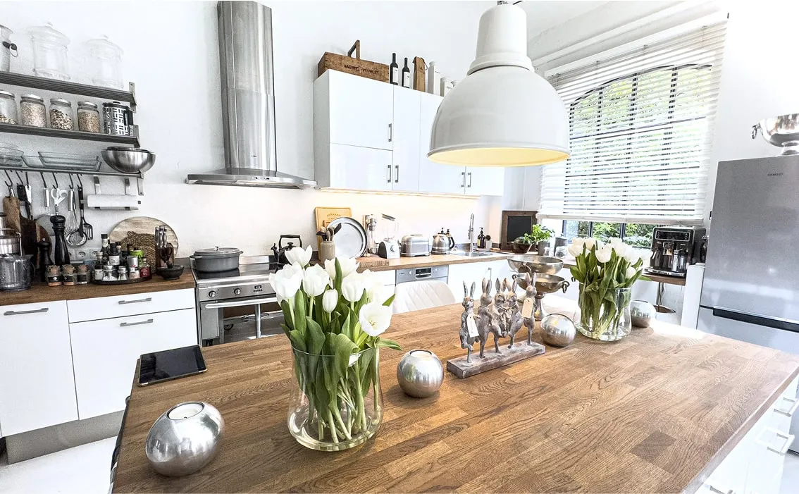 Lichtdurchfluteter Wohn- und Kochbereich mit offener Küche – Loftstudio Hamburg für Events, Workshops oder Kochveranstaltungen.