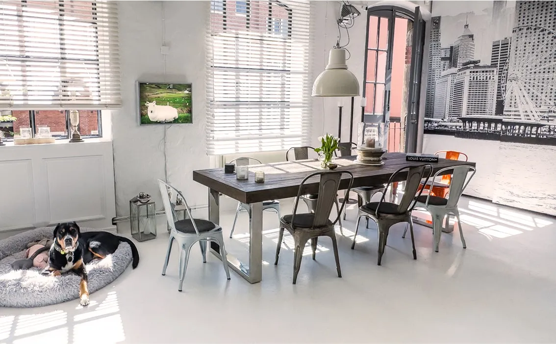 Lichtdurchfluteter Bereich mit großem Tisch und Stühlen – vielseitig nutzbares Loftstudio Hamburg für Meetings, Shootings oder Events.