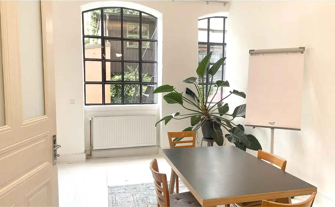 Moderner Meetingraum mit Pflanze und viel Tageslicht – Tagungsraum Hamburg.