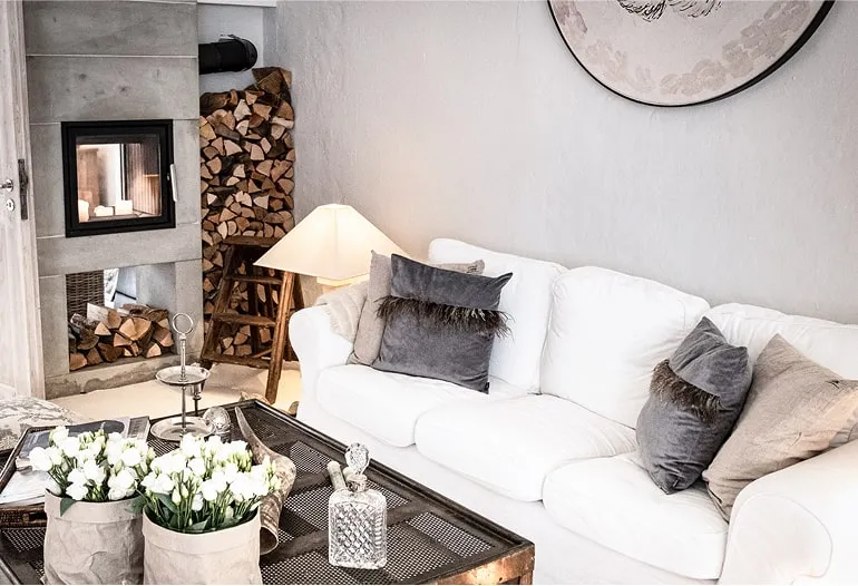 Gemütlicher Wohnbereich mit Sofa, Kamin und Dekoration – stilvolle Mietlocation Hamburg für entspannte Atmosphäre.