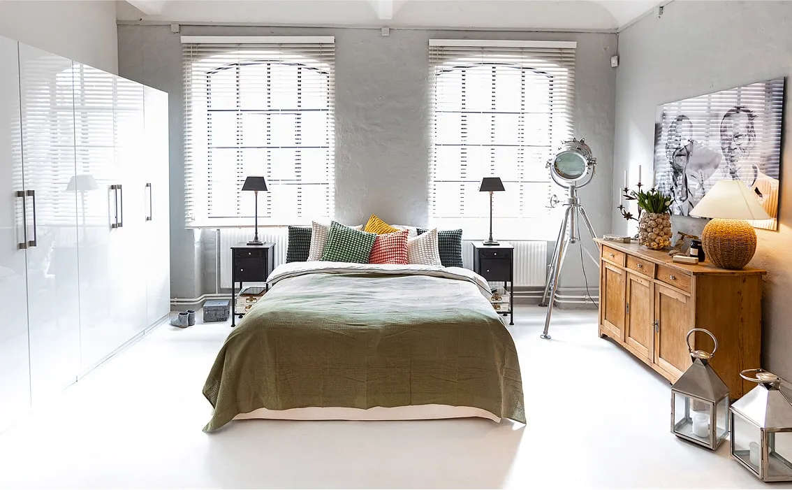 Modernes Schlafzimmer mit großen Fenstern, Doppelbett und Kommode – Loft Hamburg als Fotolocation oder für Übernachtungen.