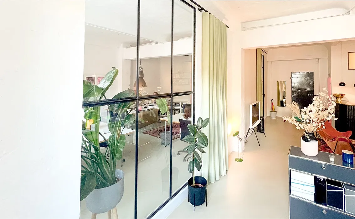 Moderne Glaswand als Raumtrennung in lichtdurchflutetem Loft – vielseitiger Meetingraum oder Seminarraum mieten Hamburg.