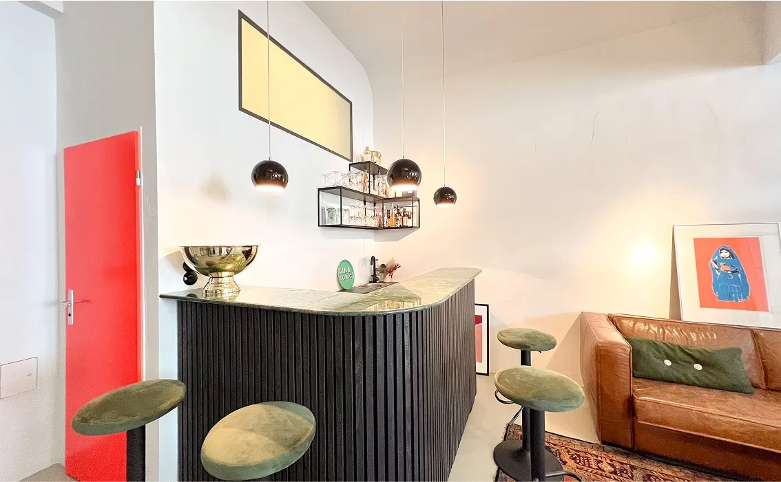 Barbereich mit Tresen und Designstühlen – Eventlocation Hamburg für kreative Events und Workshops.