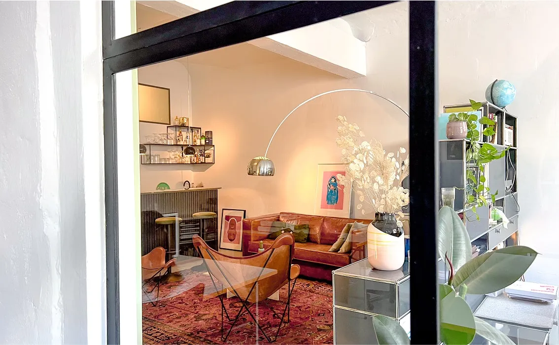 Modernes Büro mit Glasfront und Pflanzen – Loft Hamburg als inspirierender Arbeitsbereich und Mietlocation.